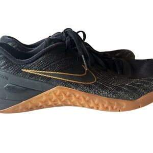 Nike Men's Black and Gold Athletic Shoes
